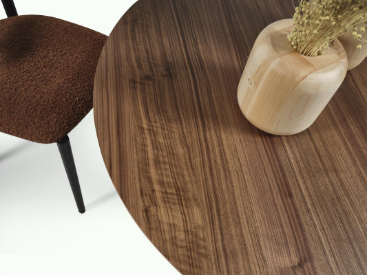 Set elegante di 2 lussuosi tavoli in legno dal design italiano moderno.