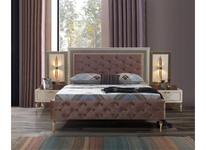 Elegante letto Chesterfield con comfort e gambe d'oro, con comodini coordinati.