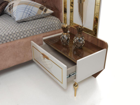 Elegante letto Chesterfield con comfort e gambe d'oro, con comodini coordinati.