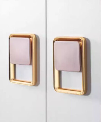 Armadio bianco in legno, armadi, arredamento per la camera dei bambini, design di mobili.