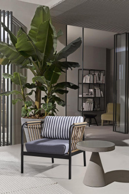 Divano design 2 posti in stoffa, 2 poltrone imbottite, divano in tessuto, tavolino nuovo.