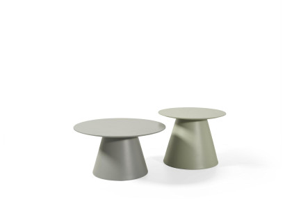 Set di tavolini rotondi 2 pezzi. Tavolini in legno per il soggiorno in stile di lusso.