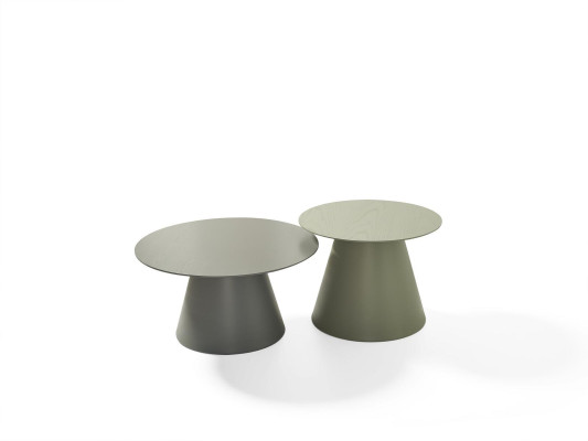 Set di tavolini rotondi 2 pezzi. Tavolini in legno per il soggiorno in stile di lusso.