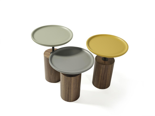 Tavoli da caffè design rotondi in legno, nuovi tavoli per il soggiorno.   Tavolini da caffè rotondi in legno di design, nuovi tavoli per il soggiorno.