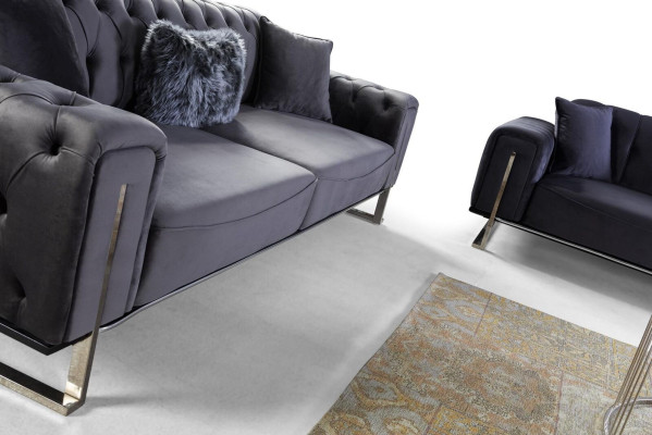 Divano Chesterfield di lusso a 3 posti in tessuto grigio.