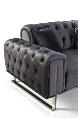 Divano Chesterfield di lusso a 3 posti in tessuto grigio.