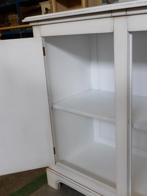 Mobiletti in legno massello armadio a tre ante e cassetti, cassettiera, credenza.