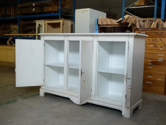 Mobiletti in legno massello armadio a tre ante e cassetti, cassettiera, credenza.