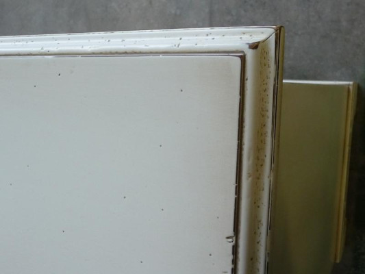 Mobiletti in legno massello armadio a tre ante e cassetti, cassettiera, credenza.