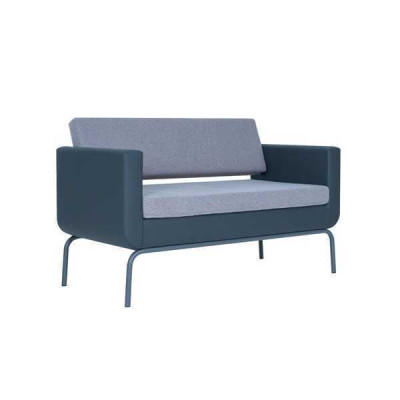 Divano a 3 posti grigio imbottito, design moderno in ecopelle.