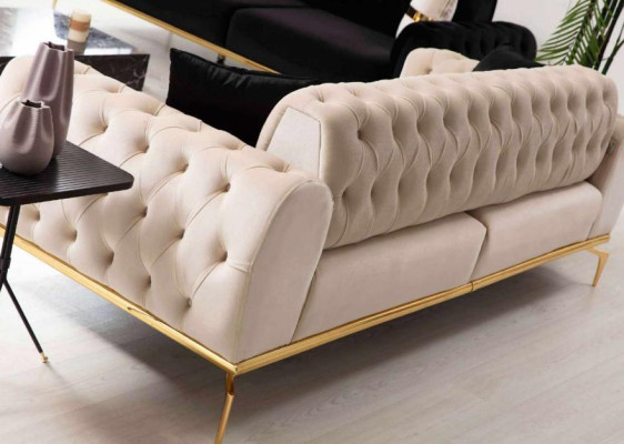 Elegante set di divani Chesterfield in acciaio inox.