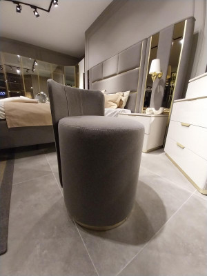 Sgabelli design in legno, mobili di lusso per il salotto.