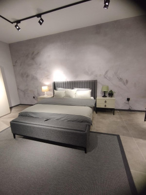 Lussuoso letto con panca. Design esclusivo e lavorazione di alta qualità.