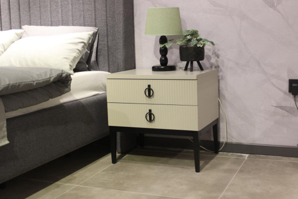 Lussuoso set da camera da letto con letto matrimoniale di design elegante e 2 comodini.