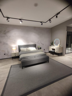 Lussuoso set da camera da letto con letto matrimoniale di design elegante e 2 comodini.