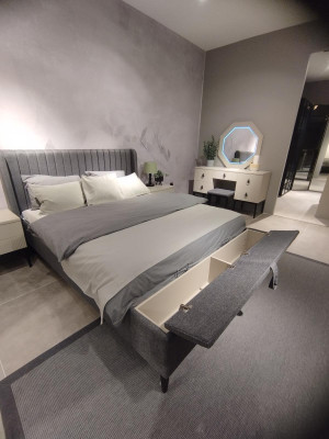 Lussuoso set da camera da letto con letto matrimoniale di design elegante e 2 comodini.