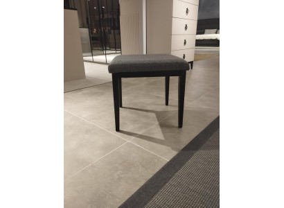 Comodo e alla moda. Moderni sgabelli in tessuto per la camera da letto.