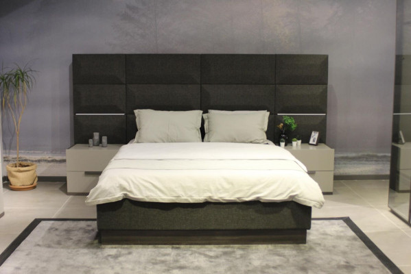 Set da camera da letto di lusso, letto di design, 2 comodini in legno completamente nuovi, 3 pezzi.