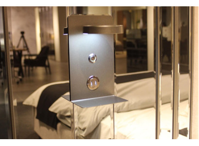 Set da camera da letto di lusso, completo di mobili per la camera da letto, letto, comodino, armadio, panca, nuovo.