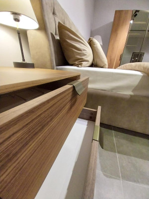 Set da camera da letto di design Letto di lusso 2x comodino in legno Completamente nuovo 3 pezzi.