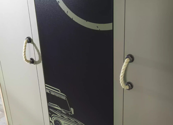 Armadio in legno di lusso con 3 ante in legno verde.