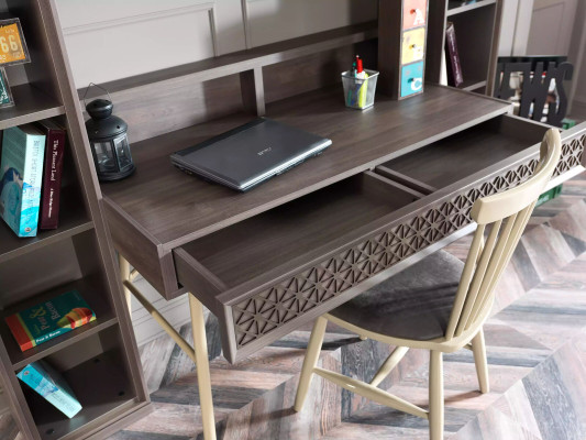 Set scrivania per computer 3 pezzi con scaffale in legno grigio.