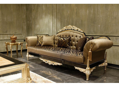 Divani Chesterfield marroni per il soggiorno con tessuto, poltrona a 3 posti e tavolino.
