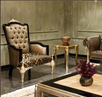 Divani Chesterfield marroni per il soggiorno con tessuto, poltrona a 3 posti e tavolino.