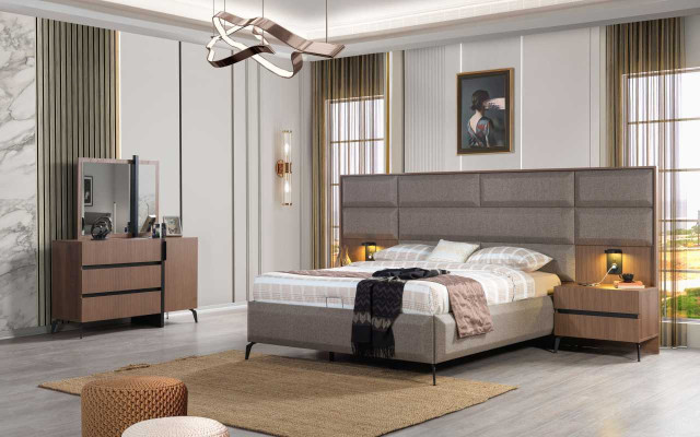 Mobili da camera da letto in legno marrone, letto tessile, comodini, cassettiera, armadio.