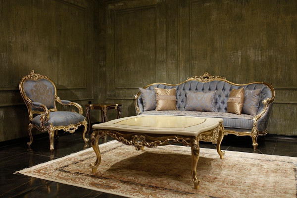 Classici divani grigi da soggiorno Chesterfield.