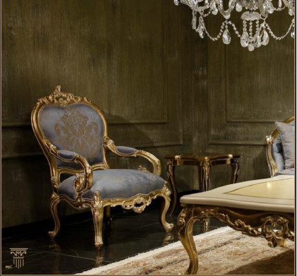 Classici divani grigi da soggiorno Chesterfield.