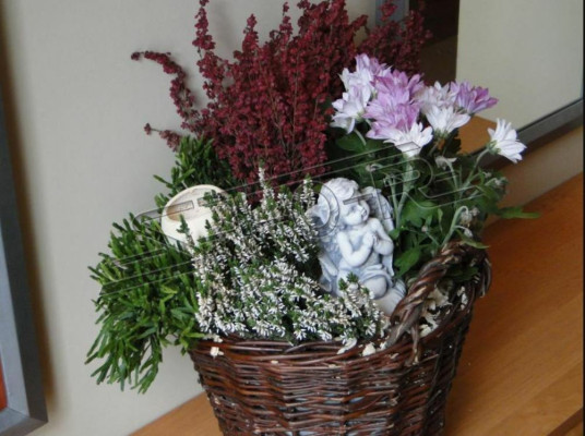 Angelo della fossa, croce classica, decorazione tombale, ornamento tombale, statua in pietra.