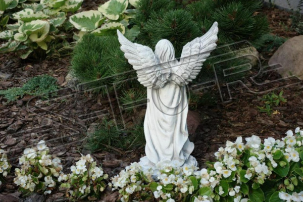 Decorazione tombale in pietra con figura scultura di angelo dio sacro