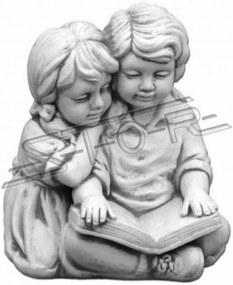 Ragazzi e ragazze leggono la decorazione da giardino della figura dei bambini.