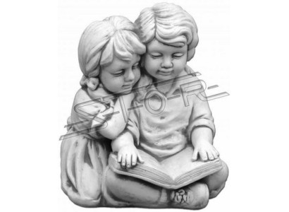 Ragazzi e ragazze leggono la decorazione da giardino della figura dei bambini.