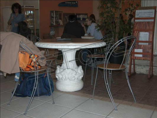 Tavolo in pietra per terrazza da giardino, decorazione, mobili in stile antico di design elegante.