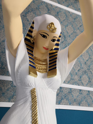 Lampada da terra in design con figura di donna egiziana.