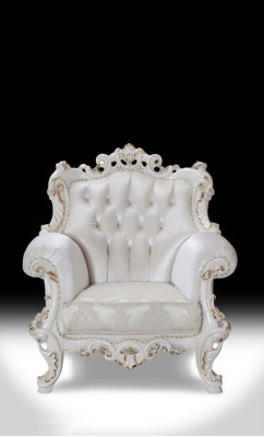Divano Chesterfield con rivestimento in tessuto bianco composto da 3+1 posti, divano a tre posti e tavolino.