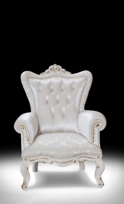 Set di divani di lusso per il soggiorno in stile classico nel colore bianco.