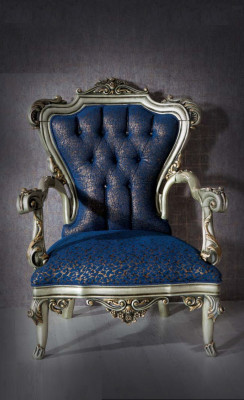 Una favolosa poltrona in stile classico blu con motivi decorativi.