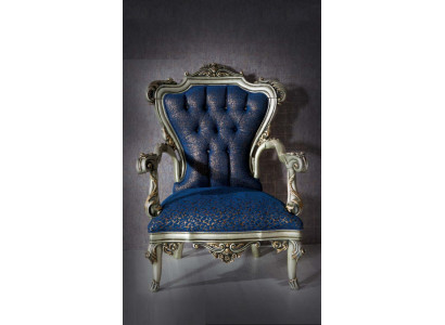 Una favolosa poltrona in stile classico blu con motivi decorativi.