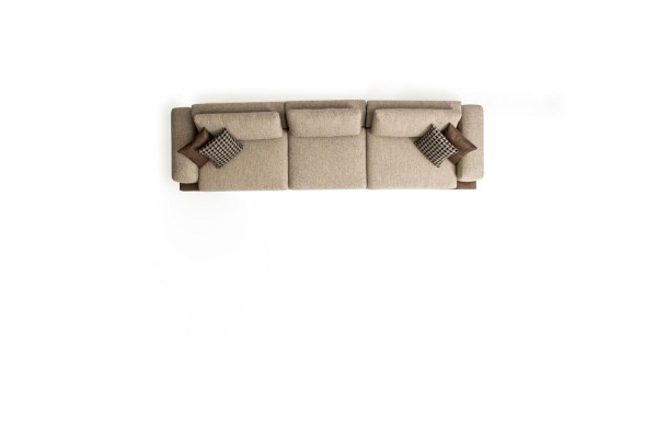 Divani beige imbottiti a cinque posti in tessuto per il salotto.