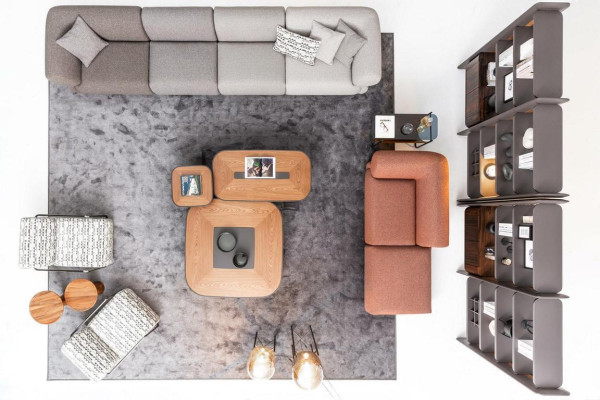 Set di divani moderni a sei posti, tre posti e pouf.