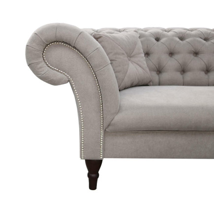 Nuovo divano Chesterfield imbottito a due posti in stoffa.