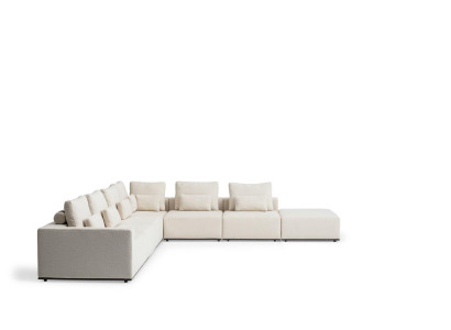 Soggiorno bianco in stile moderno a L con divano imbottito da designer.