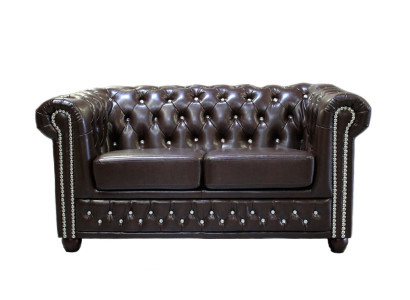 Classico elegante divano Chesterfield a due posti in tessuto marrone.