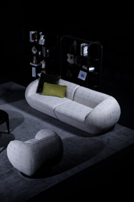 Set di divani di lusso per lounge, composto da un divano a cinque posti, un divano a tre posti e poltrone moderne.