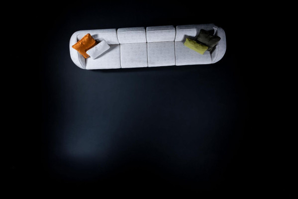 Grande salotto grigio a sei posti con rivestimento in tessuto, angolo moderno.