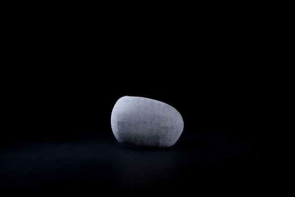 Grande salotto grigio a sei posti con rivestimento in tessuto, angolo moderno.