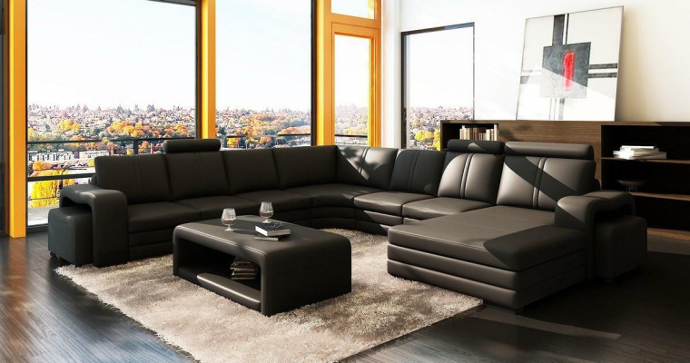 Soggiorno design a forma di U con pouf, tavolino, divano ad angolo e imbottitura.